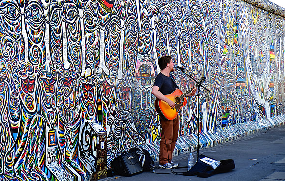 Busker at the Wall.